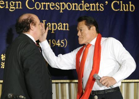 　２０１３年８月、日本外国特派員協会での記者会見で、ビンタを披露する参院議員のアントニオ猪木さん＝東京・有楽町