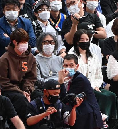 　試合を観戦する広瀬すず（右）。左は堀米雄斗