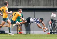 　後半、トライを決めるフィフィタ（右）