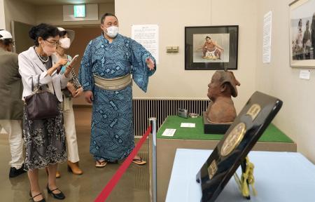 　開幕した「横綱玉の海展」を訪れた玉鷲（右）＝２日午前、愛知県蒲郡市
