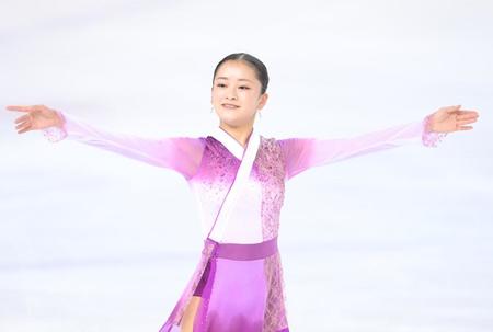 　フリーの演技を終えてあいさつをする渡辺倫果（撮影・堀内翔）