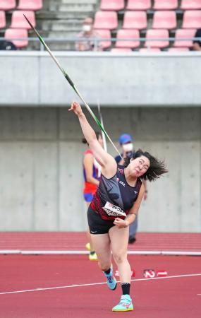 　女子やり投げ　６２メートル５７をマークした北口榛花の３投目＝デンカビッグスワンスタジアム