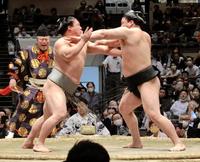 　師匠の引退相撲で実現した兄弟対決で突っ張り合う若隆景（左）と若元春