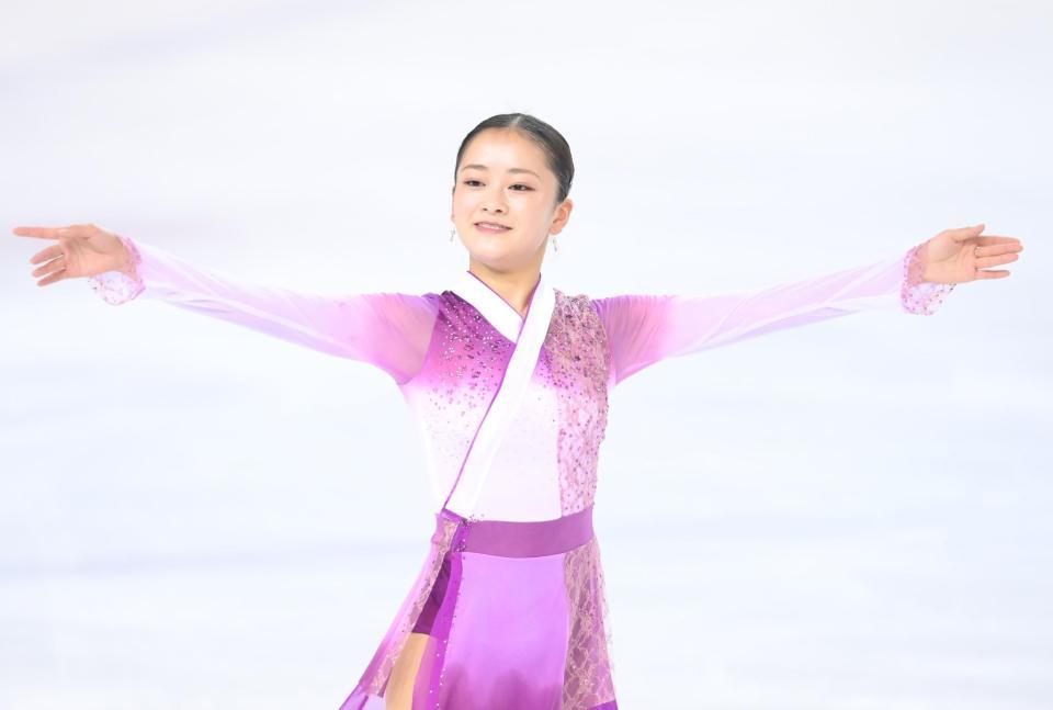 　フリーの演技を終えてあいさつをする渡辺倫果（撮影・堀内翔）