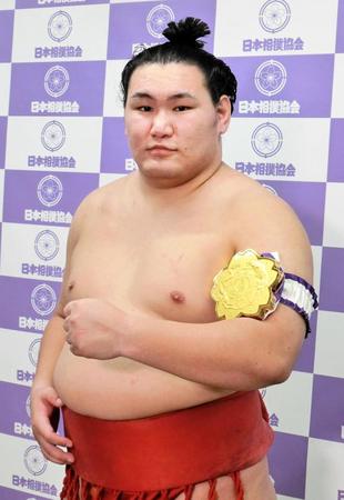 　全日本力士選士権で初優勝し、選士権章を腕に巻く豊昇龍