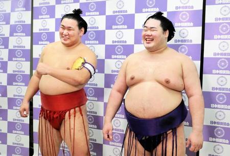 　優勝した豊昇龍（左）と２位の明生は、そろって笑顔を見せる