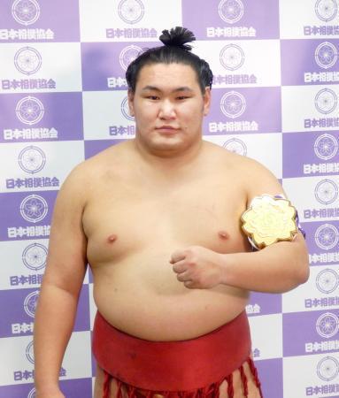 　幕内トーナメントで初優勝し、ポーズをとる豊昇龍＝両国国技館