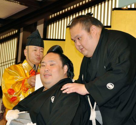 　断髪式で兄の千代丸（右）からねぎらいを受ける元小結千代鳳の佐ノ山親方＝５日、東京・両国国技館