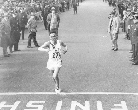 　１９５１年４月のボストン・マラソンで優勝した田中茂樹さんのゴールシーン（ＡＣＭＥ）