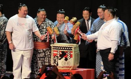 　大相撲のファン感謝祭で鏡開きをする（左から）宮城野親方、御嶽海、貴景勝、陸奥親方、照ノ富士ら