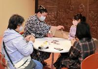 　ファンとトランプをする若元春