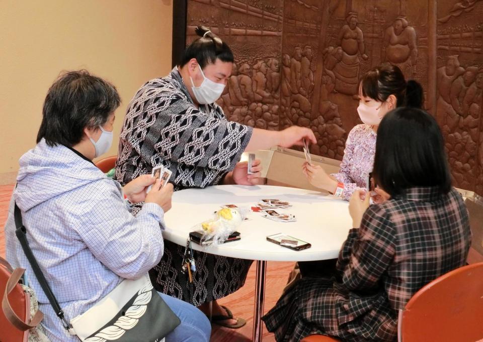 　ファンとトランプをする若元春