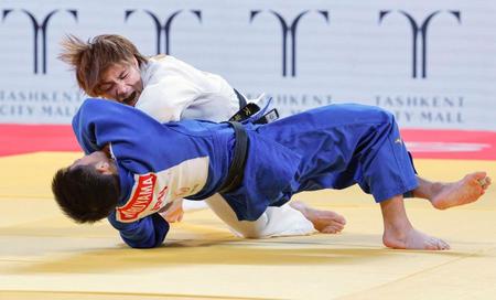 　決勝で丸山城志郎（下）を下し優勝した阿部一二三（共同）