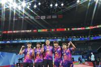 　男子準々決勝のポルトガル戦に勝利し、喜ぶ張本智和（右から２人目）ら（ゲッティ＝共同）