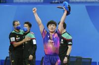 　男子準々決勝のポルトガル戦に勝利し、喜ぶ張本智和（ゲッティ＝共同）