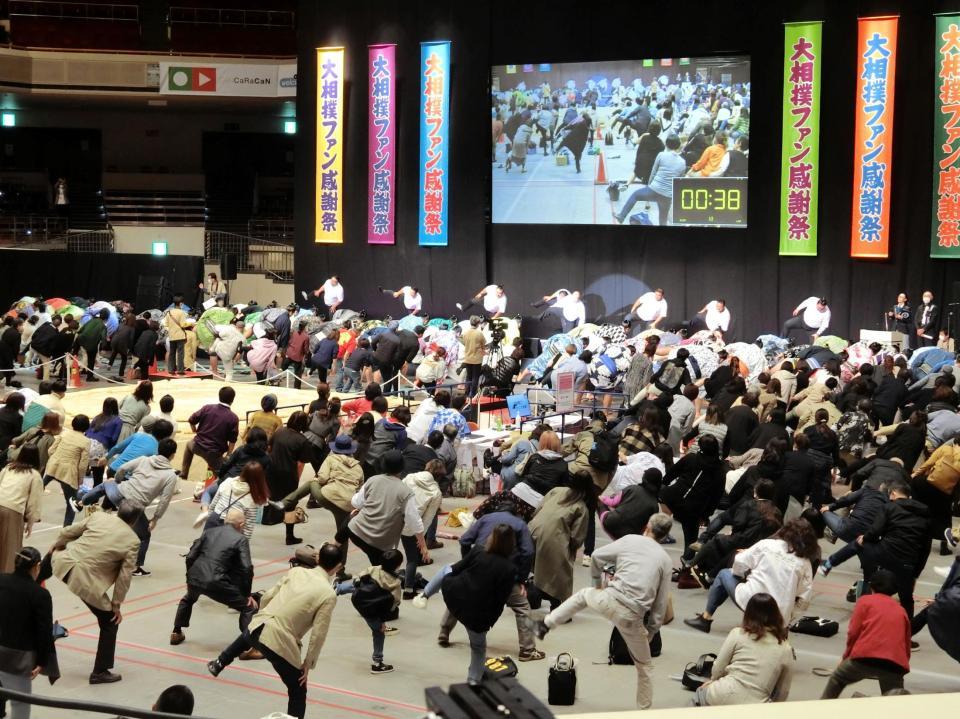 　四股踏みのギネス世界記録に挑戦する関取衆、親方衆とファン