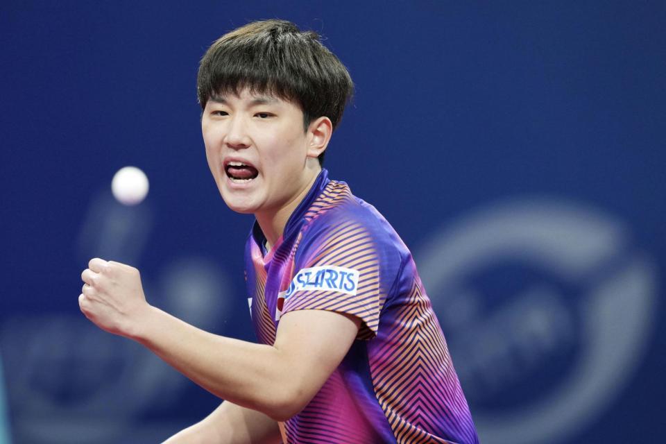 　男子準々決勝のポルトガル戦でガッツポーズする張本智和（ゲッティ＝共同）