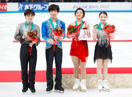 　優勝した日本チームの（左から）宇野昌磨、三浦佳生、坂本花織、紀平梨花＝さいたまスーパーアリーナ