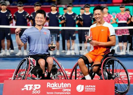 　車いすの部シングルスの表彰式でポーズをとる、優勝した国枝慎吾（左）と２位の小田凱人＝有明テニスの森公園