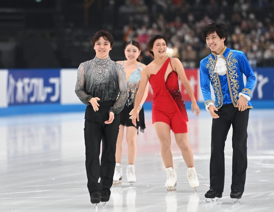 　あいさつを終え笑顔の宇野昌磨（左）らチームジャパン（撮影・高石航平）