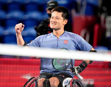 　車いすの部シングルスで優勝し、喜ぶ国枝慎吾