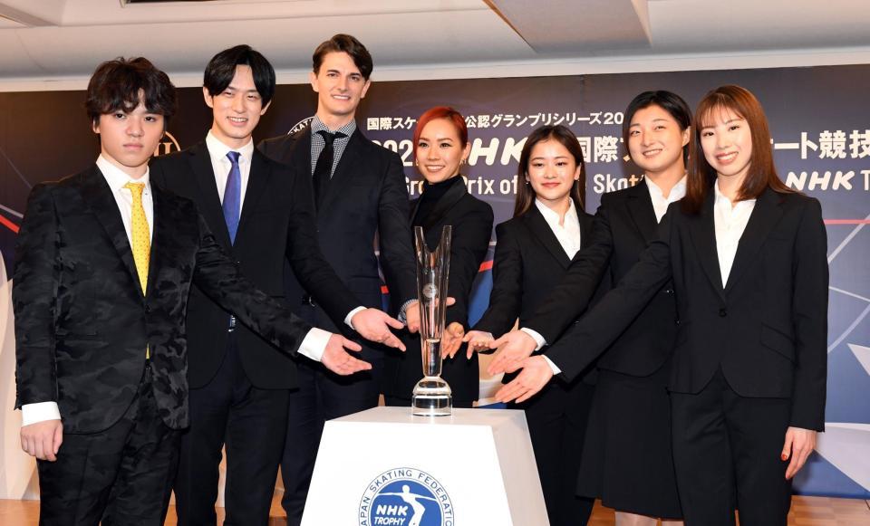 　大会での健闘を誓う（左から）宇野昌磨、山本草太、ティム・コレト、小松原美里、渡辺倫果、坂本花織、住吉りをん（撮影・佐藤厚）