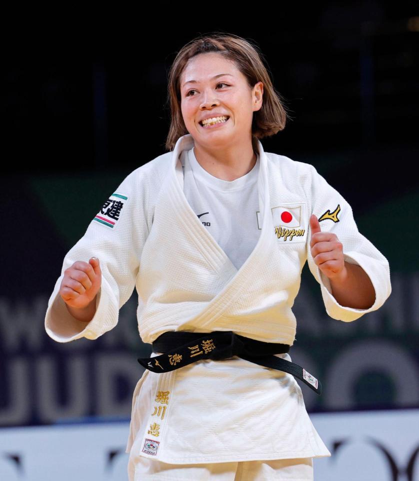 　柔道の世界選手権女子63キロ級で初出場優勝を果たし、喜ぶ堀川恵（共同）