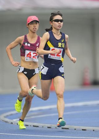 　成年女子５０００メートル決勝　１５分１６秒７１で優勝した愛知・山本有真。左は２位の長崎・広中璃梨佳＝カンセキスタジアムとちぎ