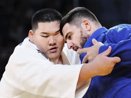 　男子１００キロ超級準々決勝　ウクライナ選手（右）と対戦する斉藤立＝タシケント（共同）