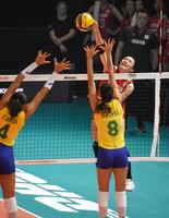 　スパイクを放つ石川（共同）