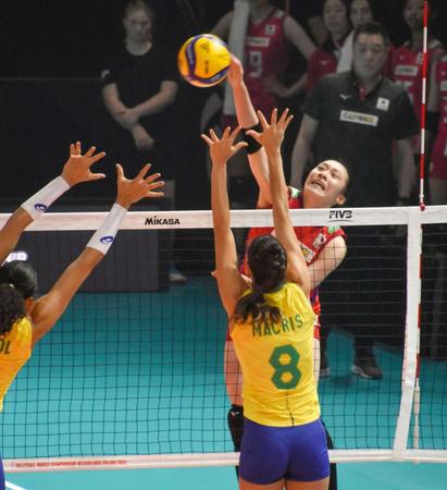 　ブラジル戦でスパイクを放つ石川（共同）