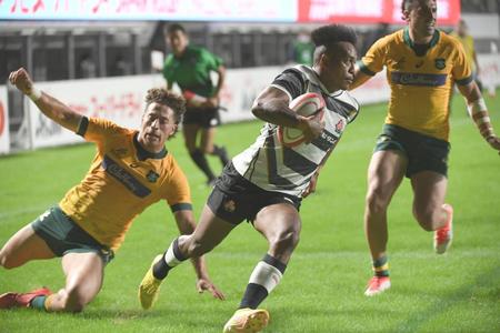 　前半、トライを決める松島幸太朗（右から２人目）＝撮影・石井剣太郎