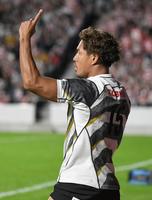 　前半、トライを決めて喜ぶ山中亮平（撮影・石井剣太郎）