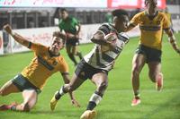 　前半、トライを決める松島幸太朗（右から２人目）＝撮影・石井剣太郎