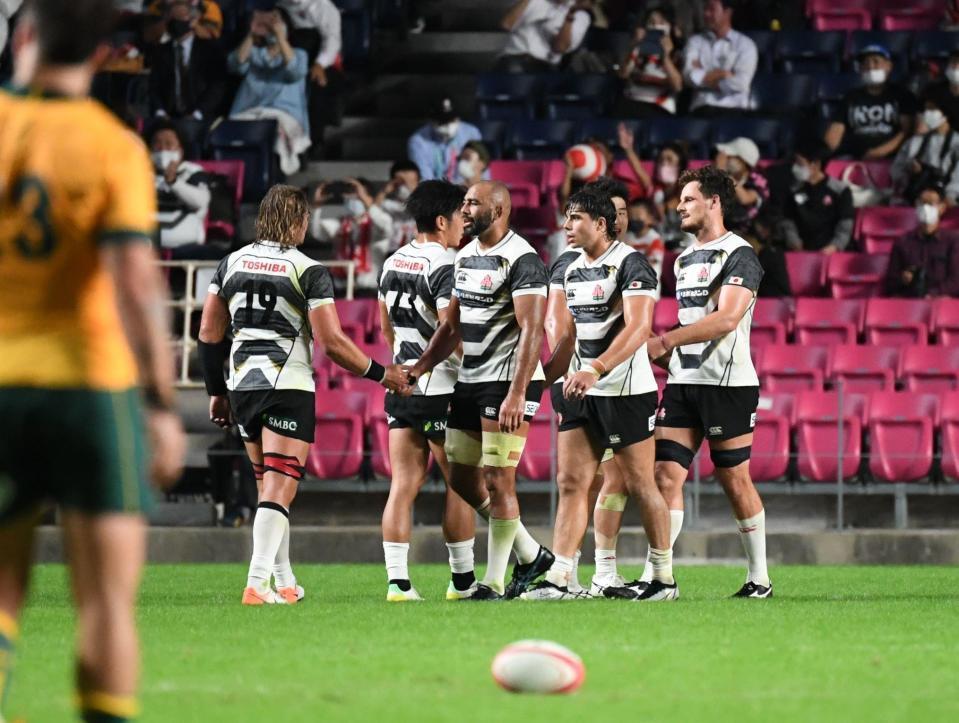 　試合に勝利し、喜ぶ日本代表（撮影・石井剣太郎）