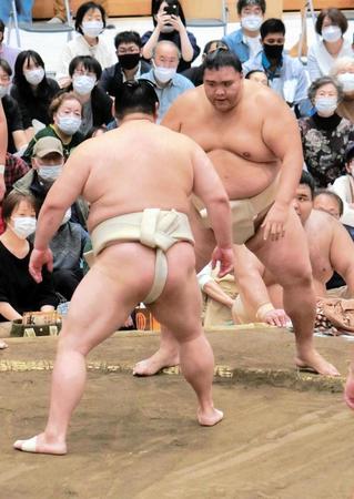 　ぶつかり稽古をする御嶽海