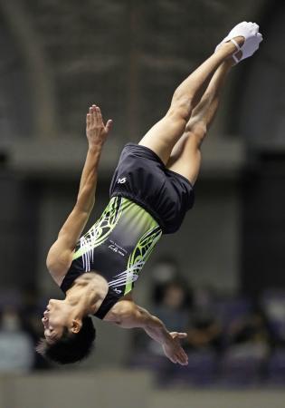 　男子個人予選　１位で通過した海野大透＝西原商会アリーナ