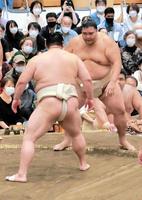 　ぶつかり稽古をする御嶽海