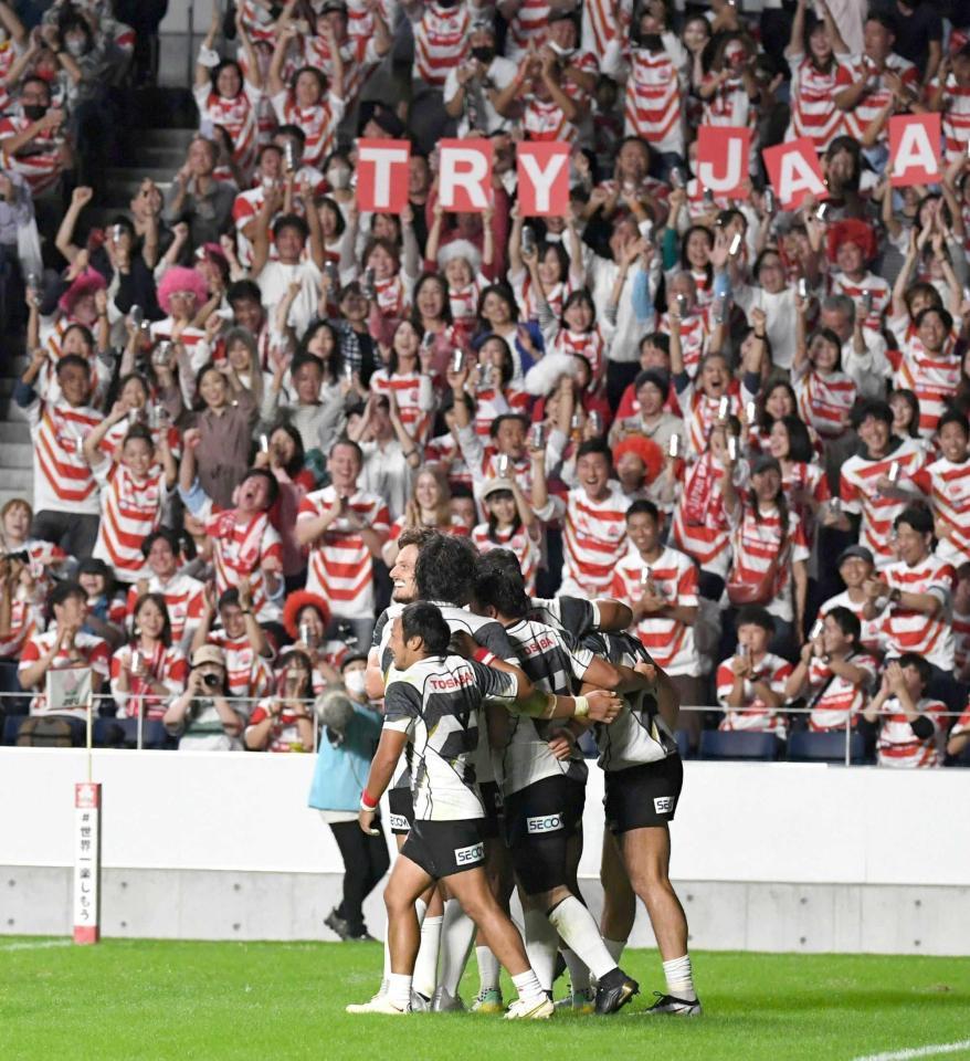 　前半、ディラン・ライリーのトライを喜ぶ日本代表と盛り上がるスタンド（撮影・石井剣太郎）