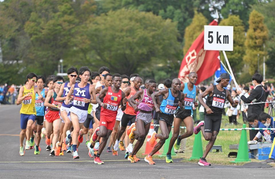 　予選会の５ｋｍ地点を通過する先頭集団（撮影・伊藤笙子）