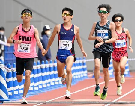 　第１回東京レガシーハーフマラソンの視覚障害男子で、１時間８分３０秒の世界新をマークして優勝した唐沢剣也（左から２人目）＝国立競技場