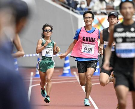 　ゴールへ向かう、視覚障害女子の道下美里。伴走者が先にゴールしたため失格となった