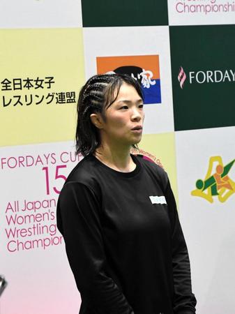 　出産を経て、１年２カ月ぶりの復帰戦で優勝しインタビューに応じる金城梨紗子