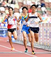 　男子で日本勢トップの９位でゴールする村山謙太（右）。中央は１０位の上門大祐、左は１１位の西山雄介