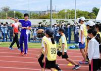 　小中学生向けの陸上教室で笑顔で指導する多田修平