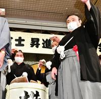 　第７３代横綱照ノ富士昇進披露祝賀会で乾杯する、左から照ノ富士、御嶽海、貴景勝（代表撮影）