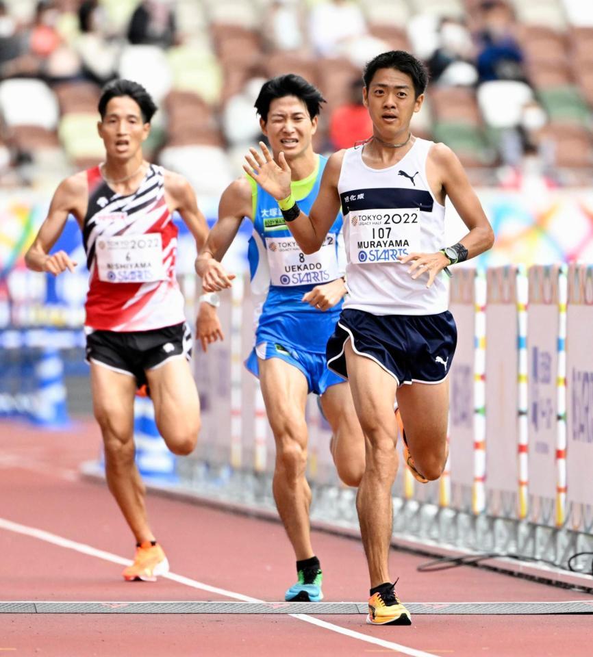 　男子で日本勢トップの９位でゴールする村山謙太（右）。中央は１０位の上門大祐、左は１１位の西山雄介