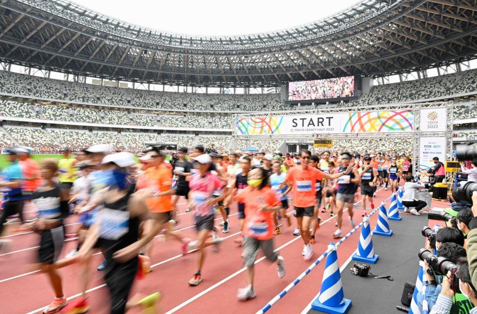 　スタートする大勢のランナー