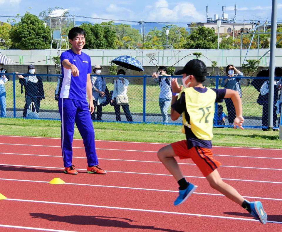 　小中学生向けの陸上教室で笑顔で指導する多田修平