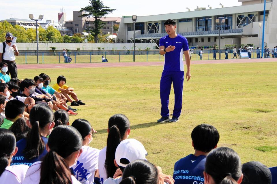 　小中学生向けの陸上教室で指導する小池祐貴